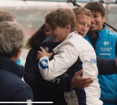 Jenson Button really looks like a dad for Alex and Logan💙✨