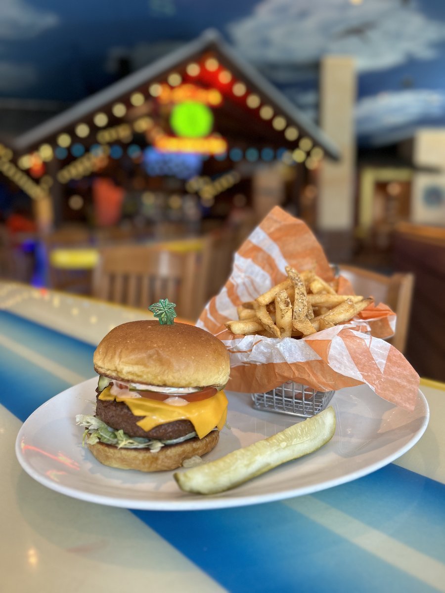 We're in paradise because it's National Hamburger Day. 🍔 Cheeseburger in Paradise 🍔 Volcano Burger 🍔 Cheddar BBQ Burger 🍔 Beyond Paradise Burger (vegan friendly) 📍 Jimmy Buffett's Margaritaville | Universal CityWalk Hollywood