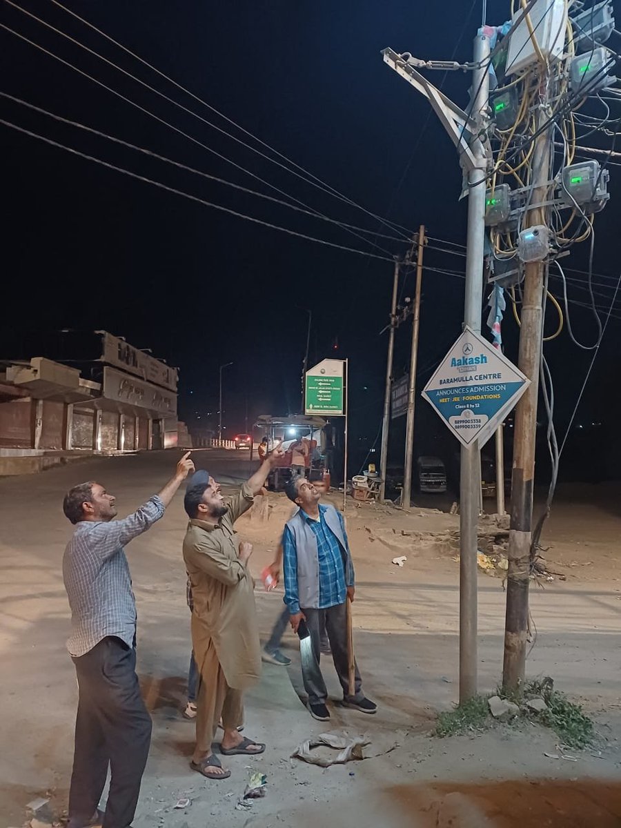 #KPDCL is relentless in its drives to curb attempts to steal power! 
Scenes from #ESD📍 Baramulla 2, where field staff is on guard against power theft: Er. M. Shafi Khan, SDO.    
@diprjk @OfficeOfLGJandK @MinOfPower @DCBaramulla