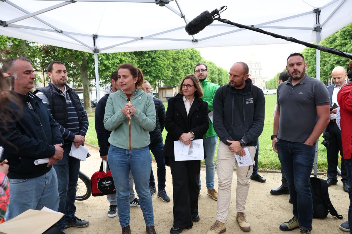 Aux côtés des syndicats de pompiers pour dévoiler les résultats alarmants des tests #PFAS réalisés sur 19 d'entre eux. Présence de nombreux #PFAS. Il est temps de les interdire ! Nous sommes allés les montrer au Ministère de la santé ... ils n'avaient pas l'air concernés 🙄