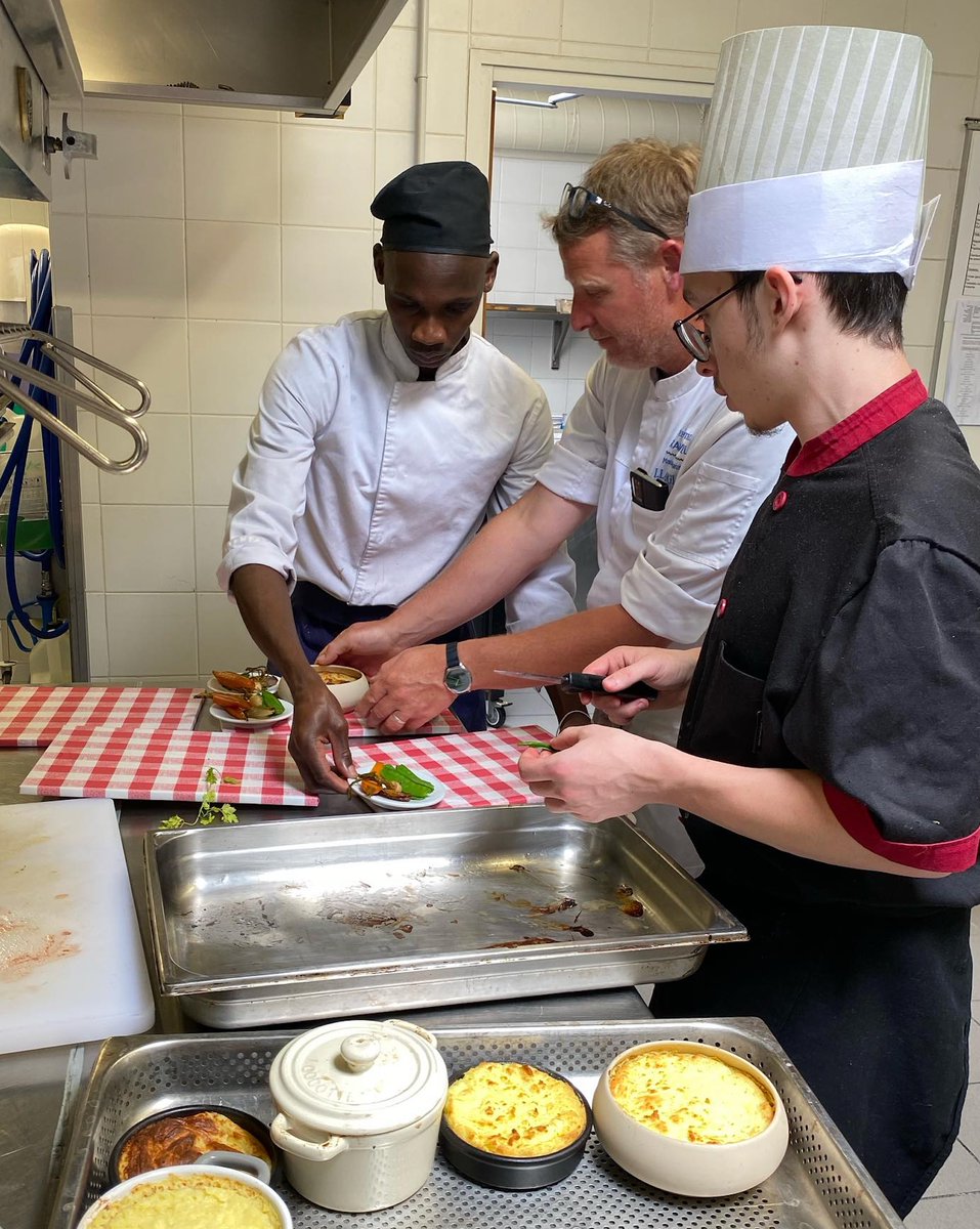 Quand les élèves de CAP du lycée Maurice MARLAND de Granville mettent en avant leur parrain de promotion ... Article passionnant à lire ici : …tellerie-restauration.ac-normandie.fr/Le-parrain-de-… <a href="/lamerepoulard2/">lamerepoulard</a> <a href="/DurandAnnabel/">Annabel Durand</a> <a href="/BEUVANTH/">Beuvant Herve</a>