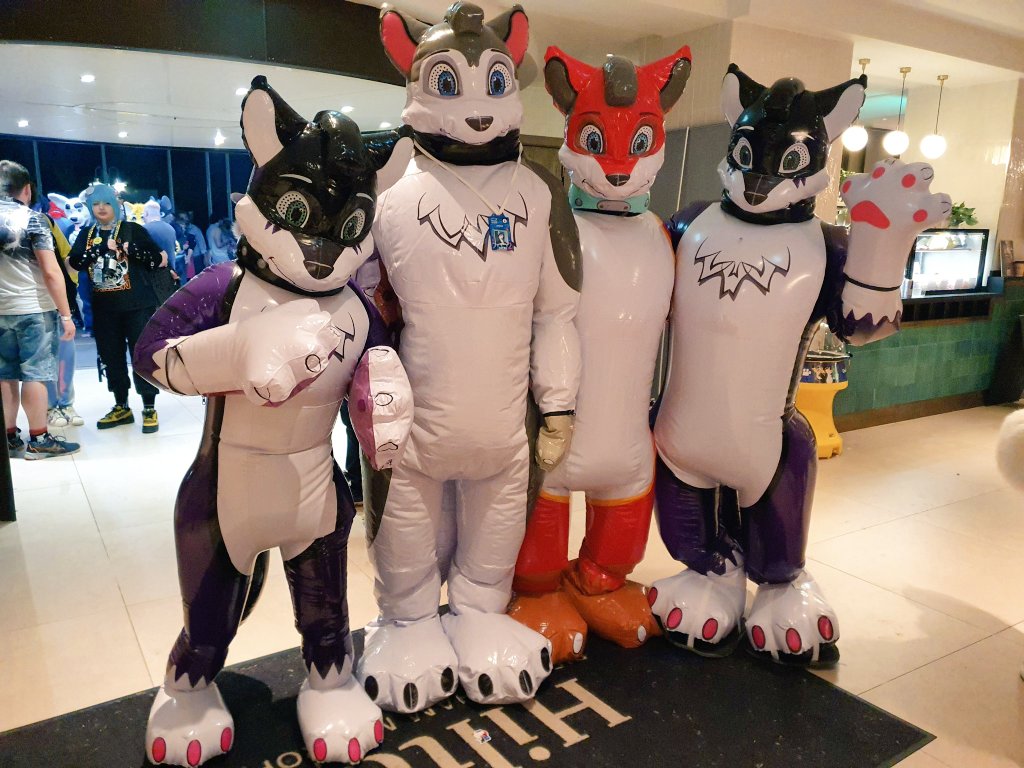 The inflatable gang! Ft. <a href="/statiksam/">Statik</a>, @KnottyDogToy and a mini me!

📸:<a href="/Redflare500/">Redflare500</a>