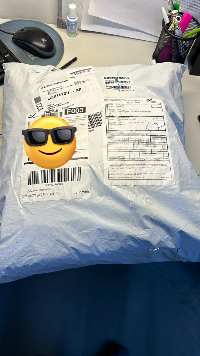 Llegó el pedido desde 🇬🇧gracias al tutorial de <a href="/GorrasCavs/">Gorras CAVS</a> 
Mas tarde vamos con la apertura.
Compra realizada el 2 de Mayo. Debía llegar entre el 11 y el 17 de Junio, pero se adelantó!!