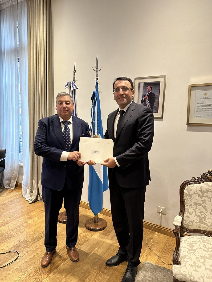 El Embajador @RamziTeymurov 🇦🇿 mantuvo una reunión con su par, el Embajador de Uruguay 🇺🇾 @UruEnArgentina  en la Argentina, Sr. Carlos Enciso Christiansen @PajaroEnciso a fines de presentarle el original de la carta de invitación del Presidente de Azerbaiyán, S.E. Ilham Aliyev