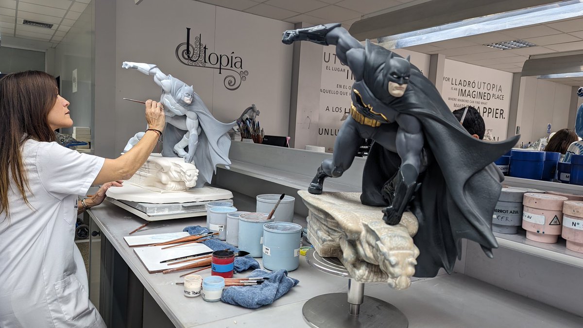 Dos setmanes costa fer este #Batman de porcellana. 200 minuts tarda Elena en pintar cada peça ⤵️
Un nou camí iniciat fa una dècada per @lladro, que busca públics més contemporanis. Això si, l'excel·lència continua intacta amb oficis especialitzats.
📺T'ho contem en @apuntnoticies