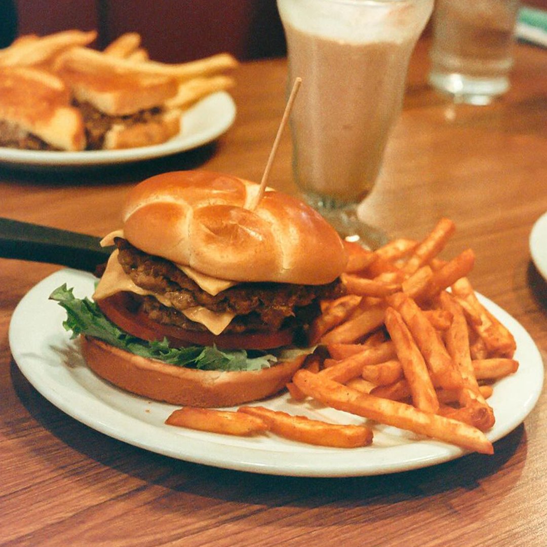 Burger fans make some noise rn 🔊
Reply with a 🍔 and we might surprise you with a gift to celebrate #nationalhamburgerday
📷IG: mattyshoots