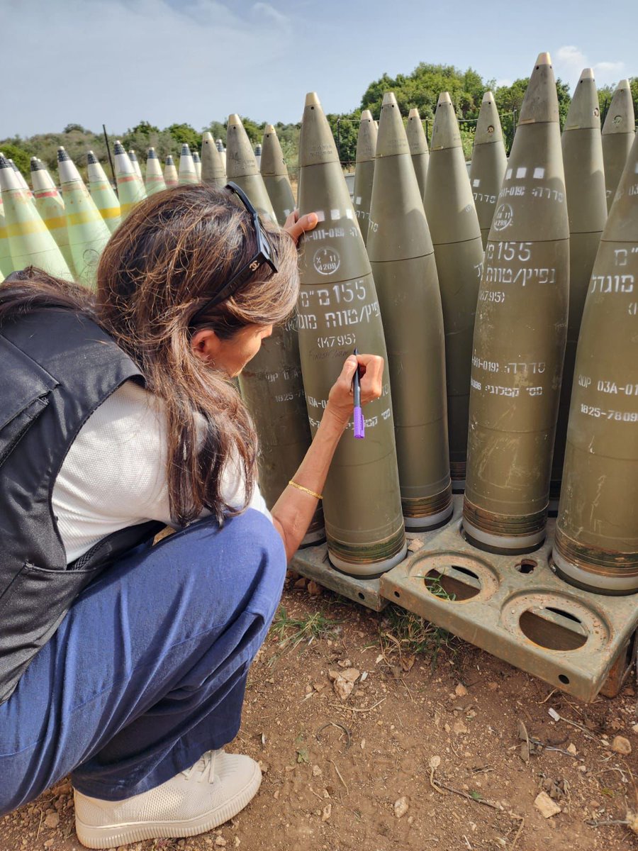 İsrail’i ziyaret eden ABD'nin eski BM Büyükelçisi Nikki Haley, Gazze'ye atılacak İsrail top mermisinin üzerine 'Bitirin onları' yazdı.