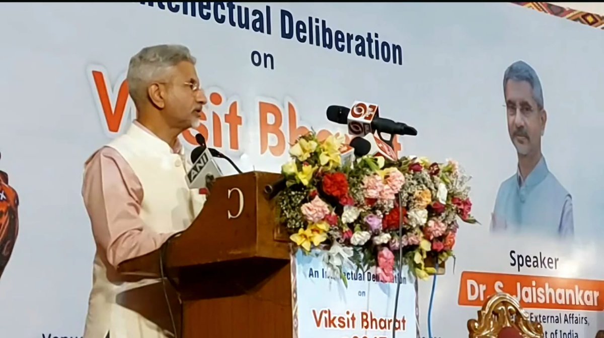 विदेश मंत्री @DrSJaishankar जी ने आज शिमला में फ्रेंड ऑफ शिमला द्वारा आयोजित कार्यक्रम “विकसित भारत @2047 An Intellectual Delebration” को संबोधित किया। उन्होंने स्पष्ट किया कि आने वाले समय में भारत विश्व की आर्थिक शक्ति और वैश्विक उत्पादन क्षमता में केंद्र बनने जा रहा है।