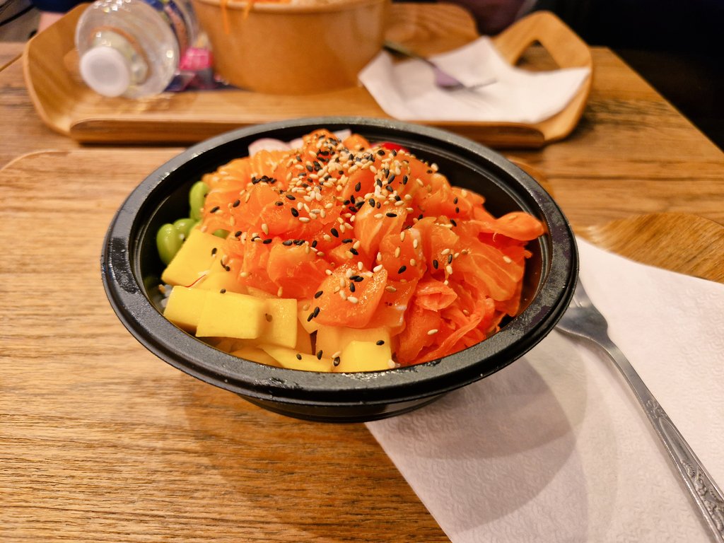 the yummiest poke bowl for dinner ♡♡

salmon, rice, radish, ginger, edamame and mango