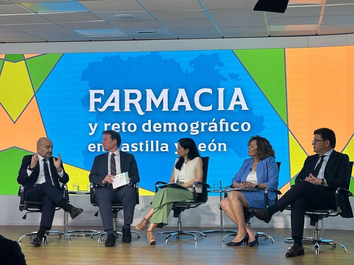 FarmaConcyl's tweet photo. El presidente de @FarmaConcyl, Javier Herradón, y la presidenta de @COFSalamanca, María Engracia Pérez, han participado en la interesante radiografía que se ha trazado en la 'Jornada Farmacia y reto demográfico', organizada por @redaccionmedica con la colaboración de @BidaFarma https://t.co/F1IVlEQq2X