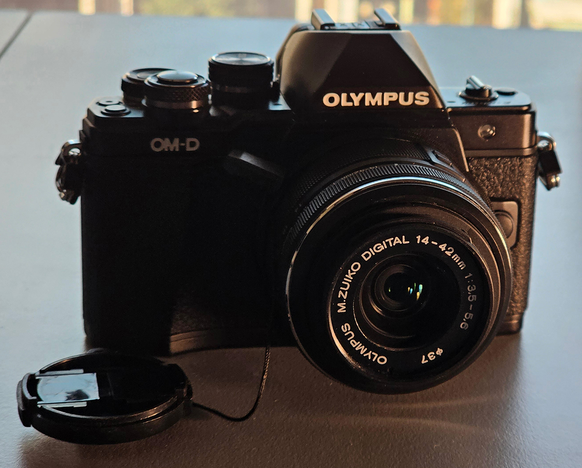 **VENDO: Olympus OM-D E-M10 Mark II** -Micro 4/3 mirrorless. -Sensor: 16 megapixel -Shutter Speeds: 1/4000 to 60 seconds -Dimensions: 119.5 x 83.1 x 46.7mm -Weight: 390g (including battery and memory card) -Movie recording: Full HD up to 60fps, 72mbps All-Intra -Internal…