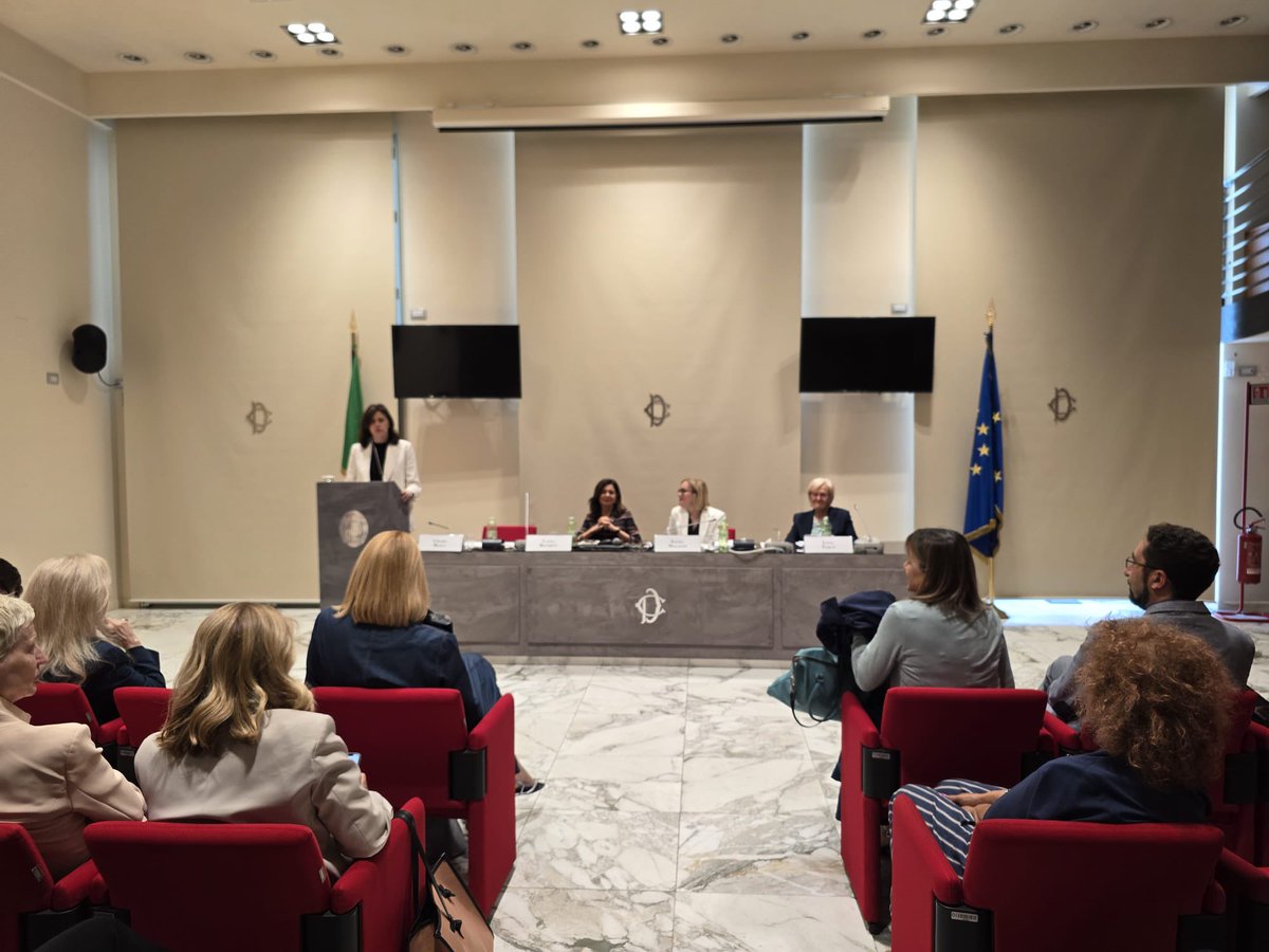 21, solo 21 furono le donne che contribuirono alla nostra Costituzione, bella, forte, moderna. Oggi le abbiamo ricordate a @Montecitorio C’è ancora molto da fare ma abbiamo la forza che ci viene dal loro lezione Grazie a @AnnaAscani @TurcoLivia @lauraboldrini e @Ileniamalavasi