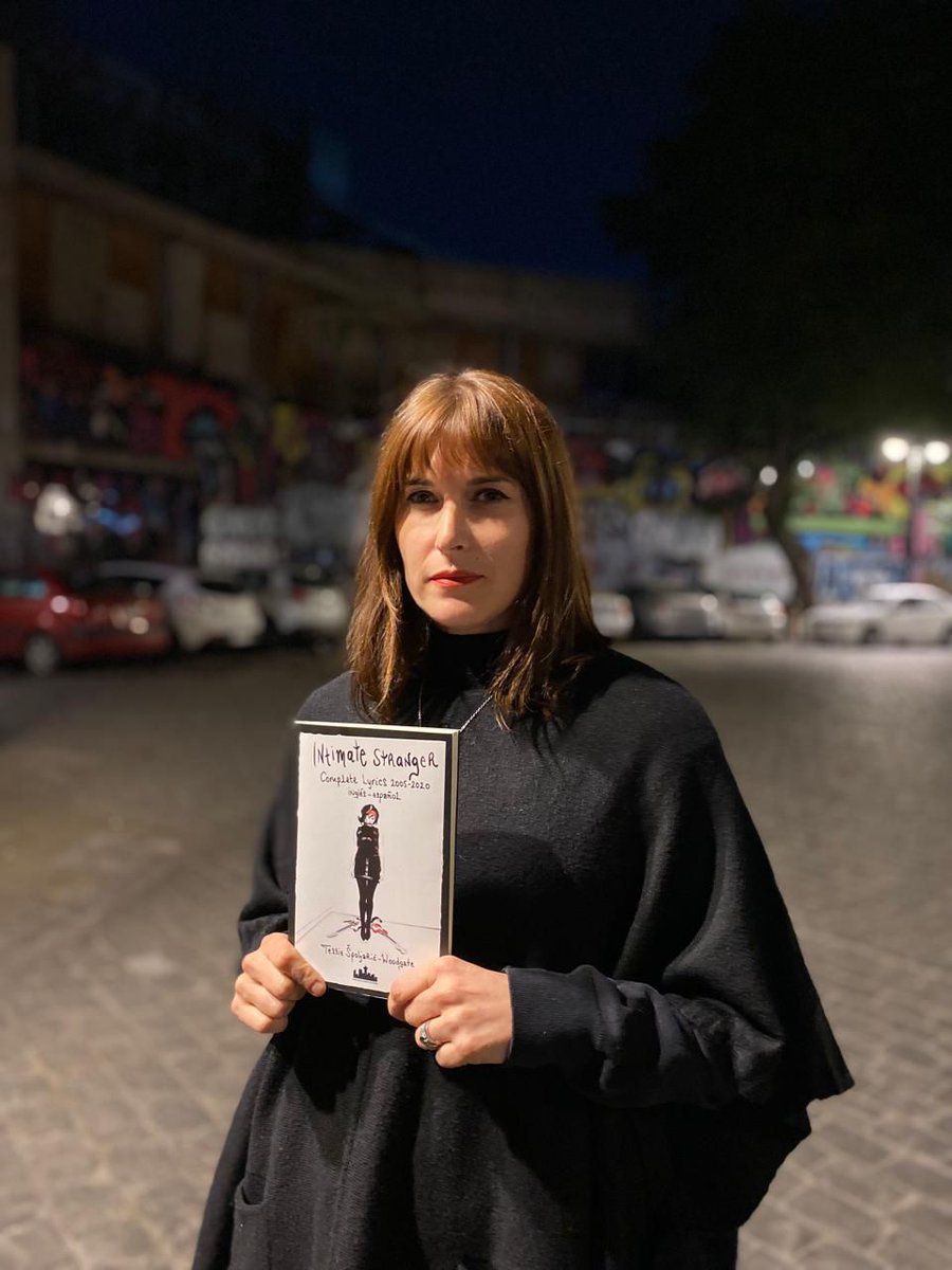 stgoandereditor's tweet photo. Libro #IntimateStranger Complete Lyrics 2005-2020 Inglés-español, de Tessie Spoljaric @youarestranger
Disponible
@queleo_pdv
@bigstore_cl
@TiendaNacional
@LibreriadelGAM_
@queleomil
@BuscaLibre
@polillarecords
#KalimeraLibros
#LosLibrosCL
#MapurbeStore
https://t.co/HWFI4dB7f3
👇 https://t.co/2B3zxSuhEc