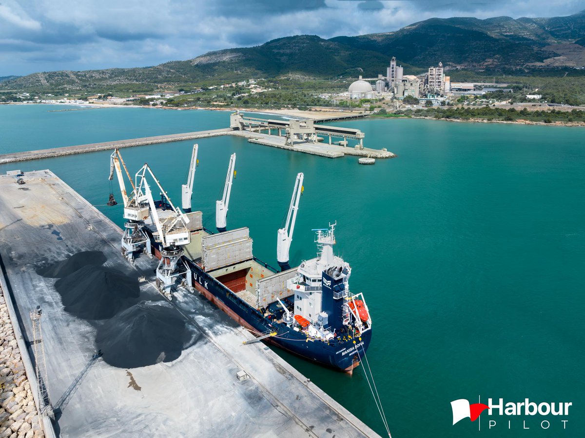 Manisa Sofia berthed Alcanar/Cemex port. 
harbourpilot.es/wp-content/upl…
#Port #Shipping #TransportMaritime #PortOperations #GlobalTrade #MaritimePhotography #GlobalShipping #Logistics #SupplyChain #MaritimeStrategy #ShipPhotogrphy #Maritime #CEMEX #bulkcarrier