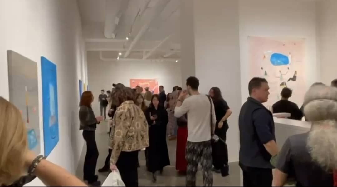 thewynwoodtimes's tweet image. El espacio representado por Johan Galué también es principalmente mental: sus escenas están ubicadas al mismo tiempo dentro y fuera de la psique, en un espacio metafísico. Lee el artículo en nuestra WEB #surrealsuspensios #newyork #unixgallery