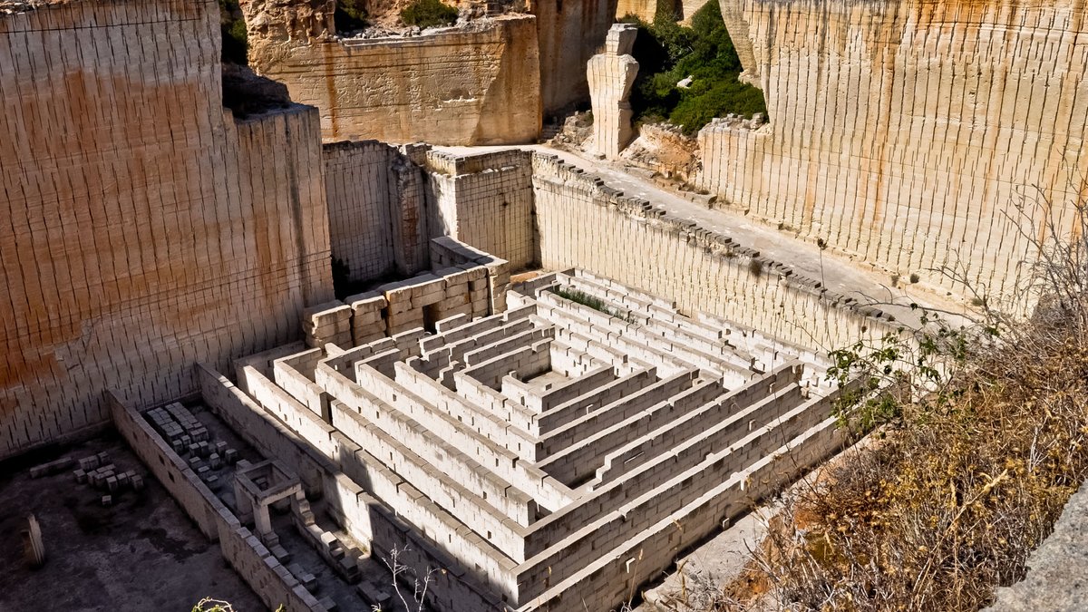 Las Pedreres de s'Hostal is an old Menorcan 'marés' (sandstone) quarry transformed into a stunning sculptural landscape filled with magic. 💫 You can explore its stone labyrinths or enjoy cultural activities such as concerts and exhibitions. 🎨🎶 lithica.es ➕