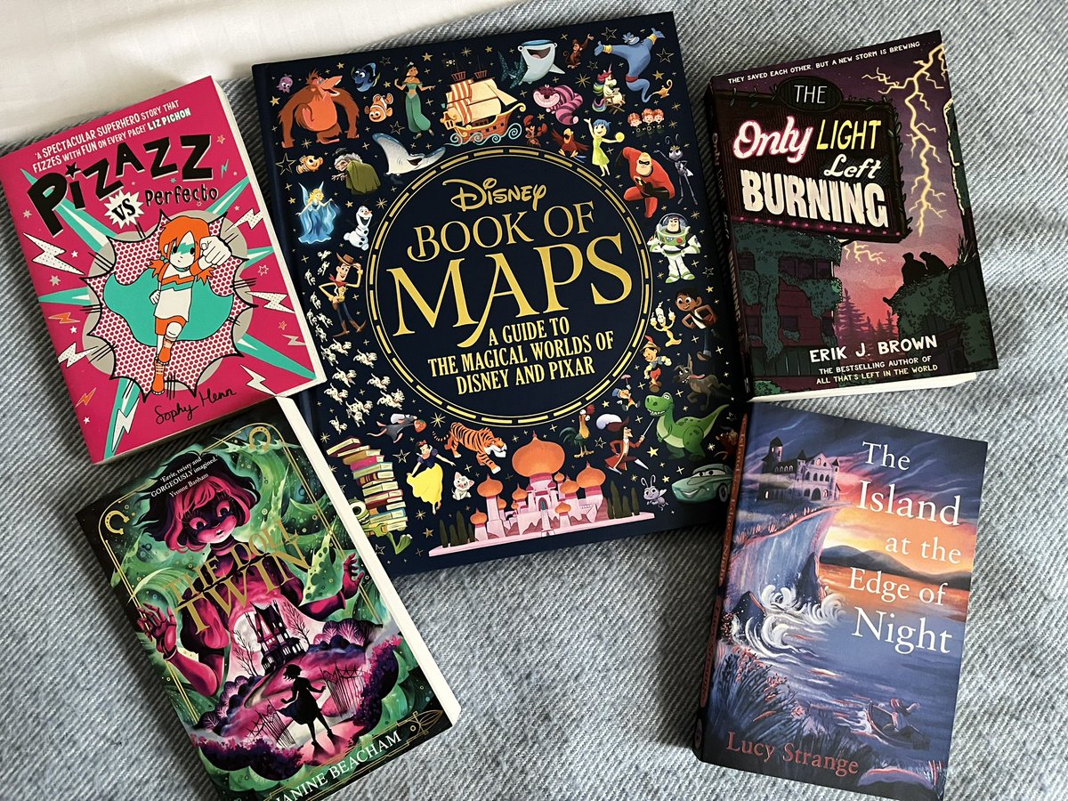 Obviously we had to get some new books while we were in @rshipbshop for all of us:
📖 Disney Book of Maps
📖 Pizazz vs Perfecto
📖 The Doll Twin
📖 The Island at the Edge of Night
📖 The Only Light Left Burning @WriterikJB