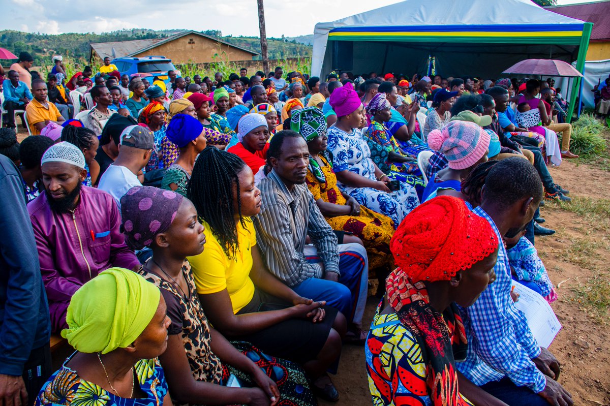 Minisitiri @JCMusabyimana yashimiye abaturage ba Nyarufunzo umuco wo kwishakamo ibisubizo no kwikemurira ibibazo, abashishikariza kuwukomeza.
Abasaba:
▫️Kubahiriza amategeko mu myubakire, birinda kubaka mu buryo bw'akajagari;
▫️Kwitabira gahunda zo kwikura mu bukene; #GiraWigire