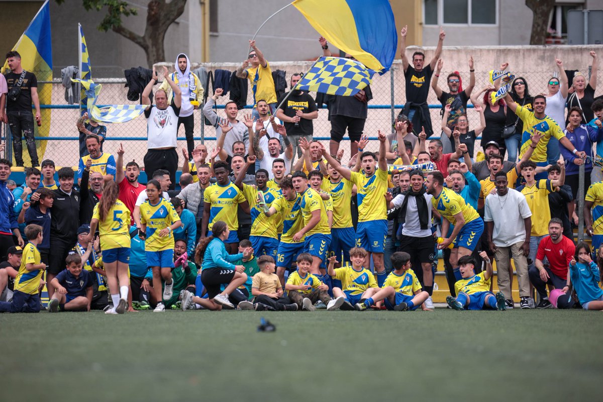 Avui fa justament un any que el nostre primer equip va aconseguir, de la mà del nostre exmíster @Luis_Gallego80 i el seu cos tècnic i jugadors, el 3r ascens dels últims anys: l'ascens a la #LligaElit. L'any vinent jugarem a la #1cat però aviat TORNAREM! Ho prometem!