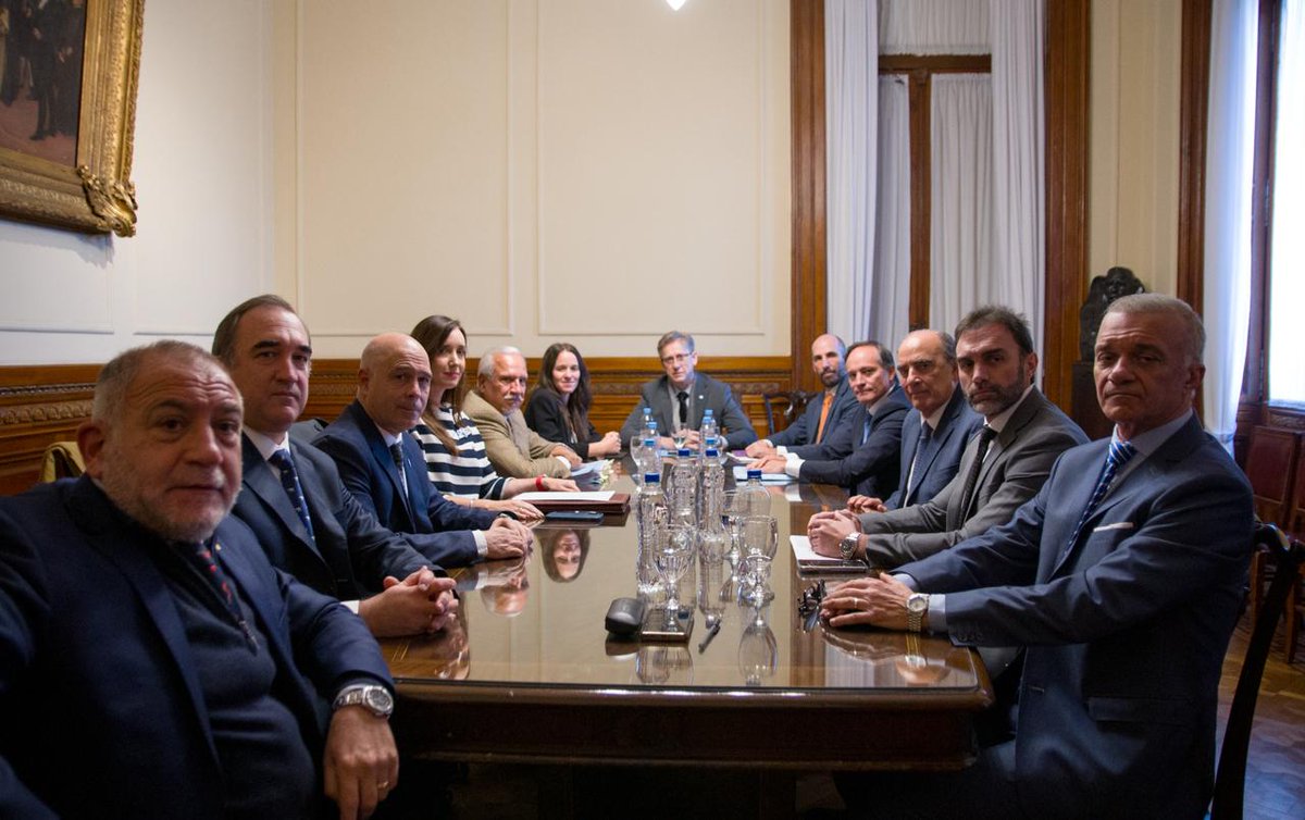 👥 Villarruel y Francos mantuvieron una reunión con los senadores Ezequiel Atauche, Juan Carlos Romero, Carlos Arce, Carlos Espínola, Luis Juez, y Eduardo Vischi