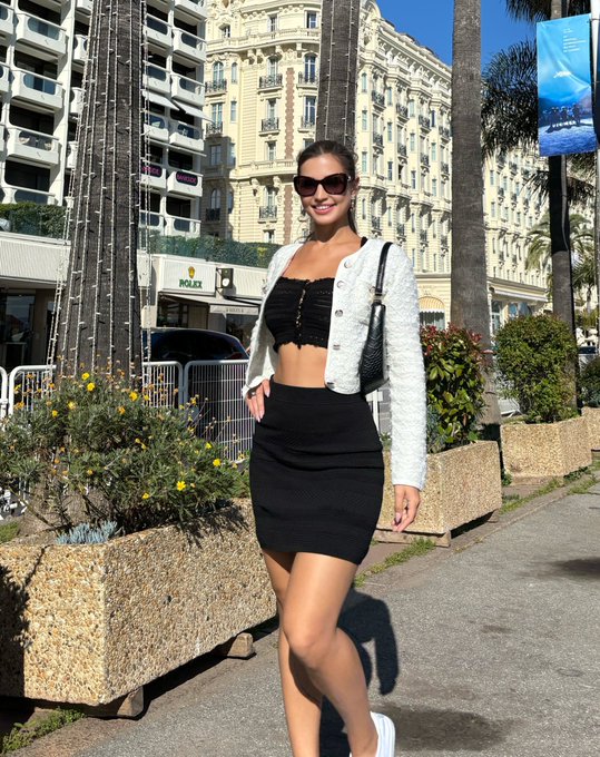 How&rsquo;s my outfit looking? https://t.co/310LO1PoYY