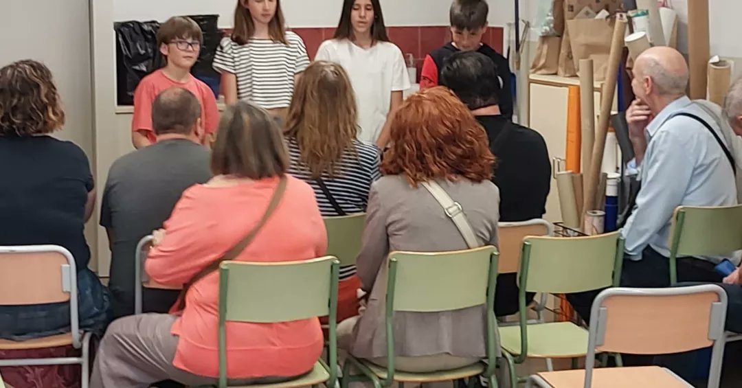 EscPublicaSAFA's tweet photo. Èxit d'afluència a la nostra fira científica! Gràcies famílies per la vostra implicació i les vostres preguntes! Ens heu ajudat moltíssim :) #5è @nanoinventum #grans #steam #STEAMcat https://t.co/M5XavJdjiB
