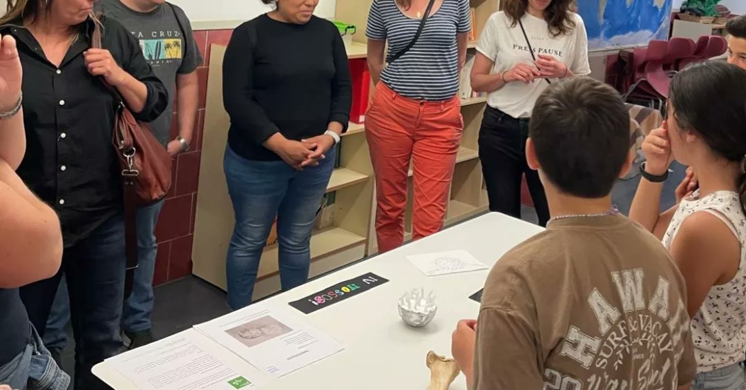EscPublicaSAFA's tweet photo. Èxit d'afluència a la nostra fira científica! Gràcies famílies per la vostra implicació i les vostres preguntes! Ens heu ajudat moltíssim :) #5è @nanoinventum #grans #steam #STEAMcat https://t.co/M5XavJdjiB