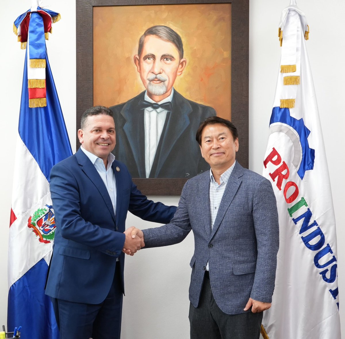 Nuestro director general el Lic. Rafael Cruz (@papitocruzrd) recibió una visita cordial del señor Oscar Yim, presidente de la compañía textil The Wilbes Dominicana Inc. #ProindustriaRD #ZonaFrancaProindustria