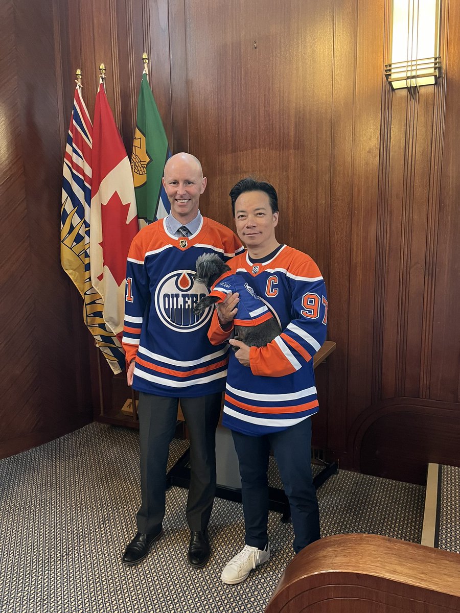 Repping @EdmontonOilers with our City Manager at Vancouver City Hall today. We're even now @AmarjeetSohiYEG - Until next season... 👀🏒