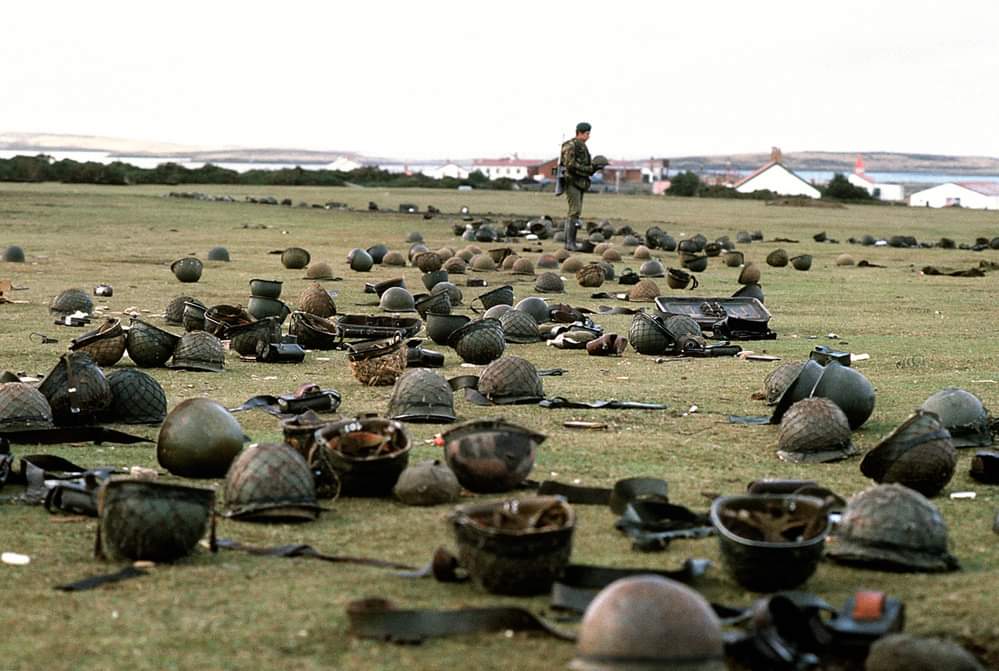 #OnThisDay in 1982 the Battle of Goose Green began. Lasting 14-hours it was the longest land battle of the Falklands War. Eighteen British Paratroopers were killed, including Colonel ‘H’ Jones, who lead the battalion and was posthumously awarded the Victoria Cross.