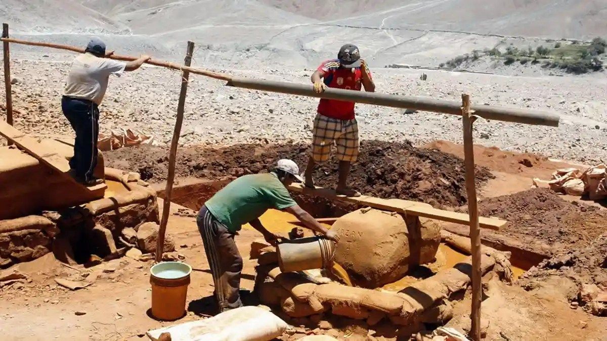 ((🔴)) La exportación de oro ilegal desde Perú se ha multiplicado por siete en los últimos 18 años, según un informe del Instituto Peruano de Economía (IPE) 🔗📌 pachamamaradio.org/exportacion-de…