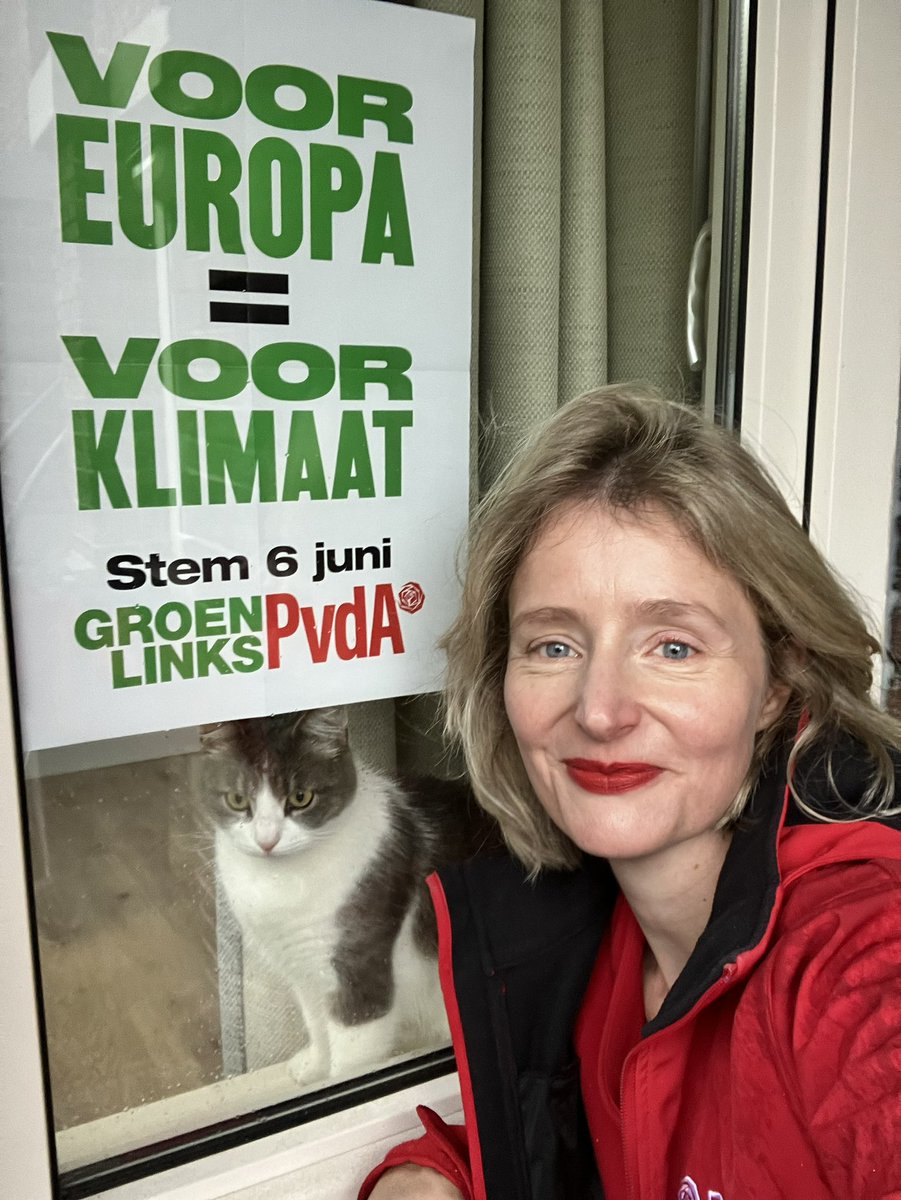 Even de plensbui afwachten en dan weer verder canvassen 🎼Don’t Stop Me Now… #StemVoorEuropa #EuropeseVerkiezingen2024 <a href="/PvdADenHaag/">PvdA Den Haag</a> <a href="/GroenLinksDH/">GroenLinks Den Haag</a>