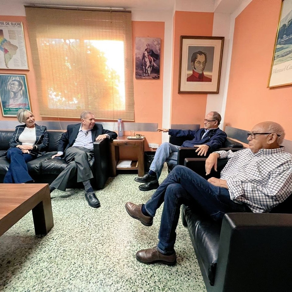 MAS_VENEZUELA's tweet photo. Visita de nuestro candidato Edmundo González a la casa nacional del MAS, para compartir con las autoridades, comité ejecutivo y dirigentes de la región capital.

Los masistas comprometidos con @EdmundoGU para lograr la victoria el 28 de julio.

¡Con Edmundo somos MAS! 🇻🇪🟠✊🏻 https://t.co/zteXdr22B6