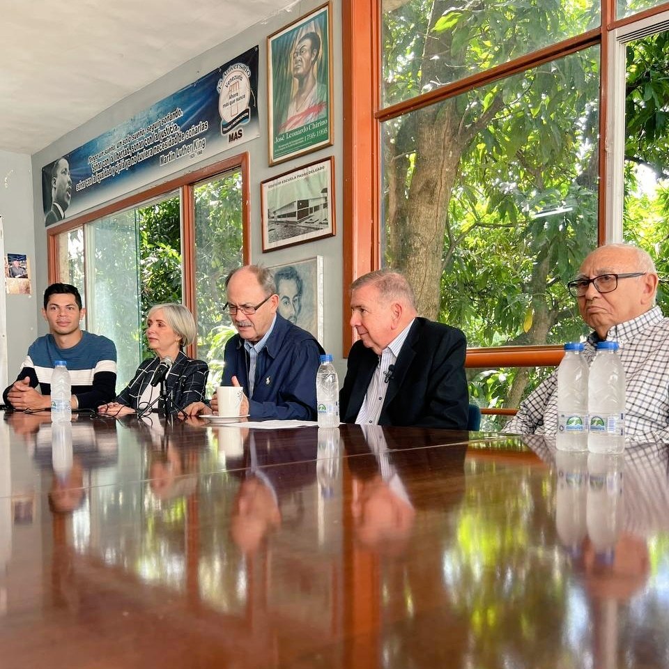 MAS_VENEZUELA's tweet photo. Visita de nuestro candidato Edmundo González a la casa nacional del MAS, para compartir con las autoridades, comité ejecutivo y dirigentes de la región capital.

Los masistas comprometidos con @EdmundoGU para lograr la victoria el 28 de julio.

¡Con Edmundo somos MAS! 🇻🇪🟠✊🏻 https://t.co/zteXdr22B6