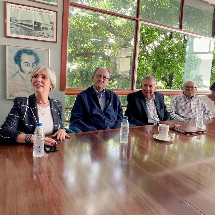MAS_VENEZUELA's tweet photo. Visita de nuestro candidato Edmundo González a la casa nacional del MAS, para compartir con las autoridades, comité ejecutivo y dirigentes de la región capital.

Los masistas comprometidos con @EdmundoGU para lograr la victoria el 28 de julio.

¡Con Edmundo somos MAS! 🇻🇪🟠✊🏻 https://t.co/zteXdr22B6