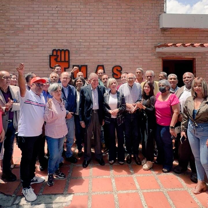 MAS_VENEZUELA's tweet photo. Visita de nuestro candidato Edmundo González a la casa nacional del MAS, para compartir con las autoridades, comité ejecutivo y dirigentes de la región capital.

Los masistas comprometidos con @EdmundoGU para lograr la victoria el 28 de julio.

¡Con Edmundo somos MAS! 🇻🇪🟠✊🏻 https://t.co/zteXdr22B6