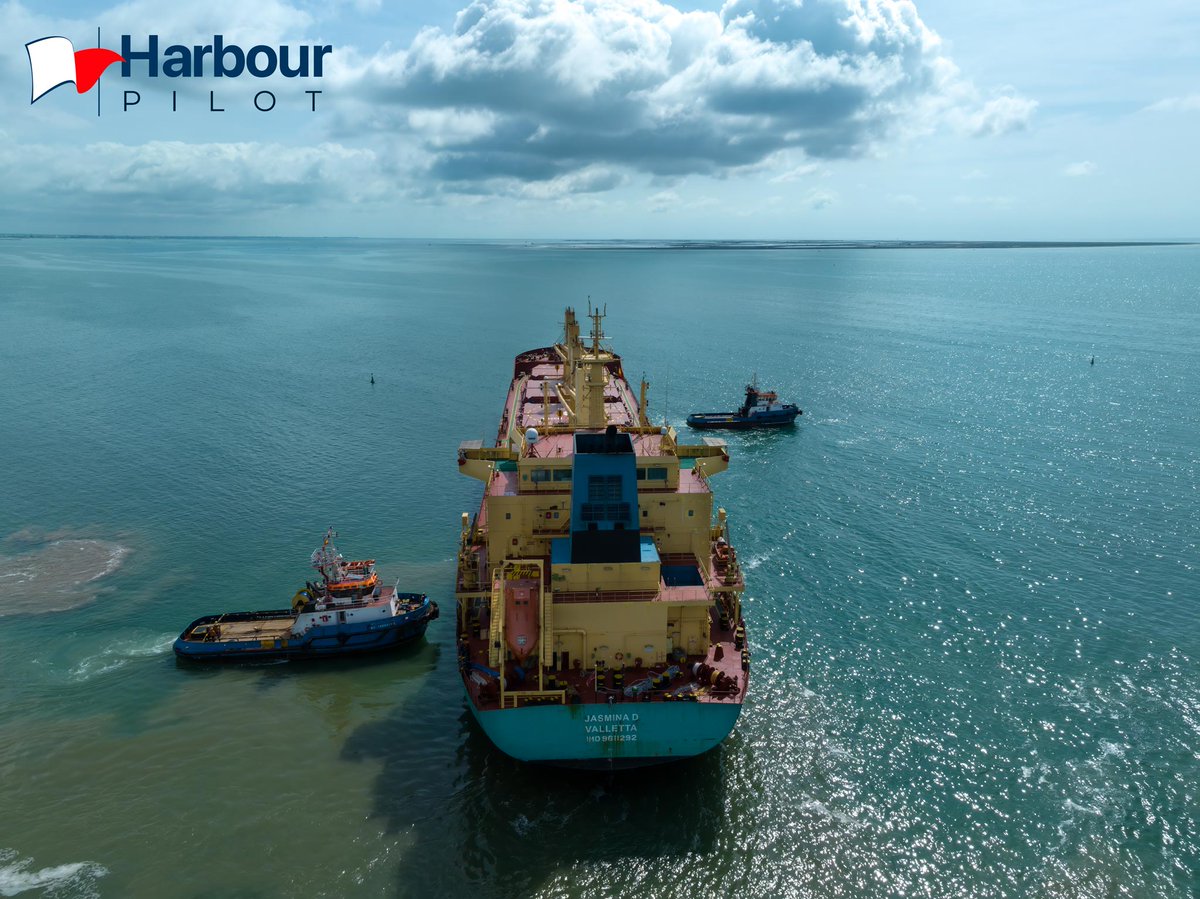 Jasmina D assisted tugs inbound Alcanar/Cemex port. 
harbourpilot.es/wp-content/upl…
#Port #Shipping #TransportMaritime #PortOperations #GlobalTrade #MaritimePhotography #GlobalShipping #Logistics #SupplyChain #MaritimeStrategy #Maritime #CEMEX