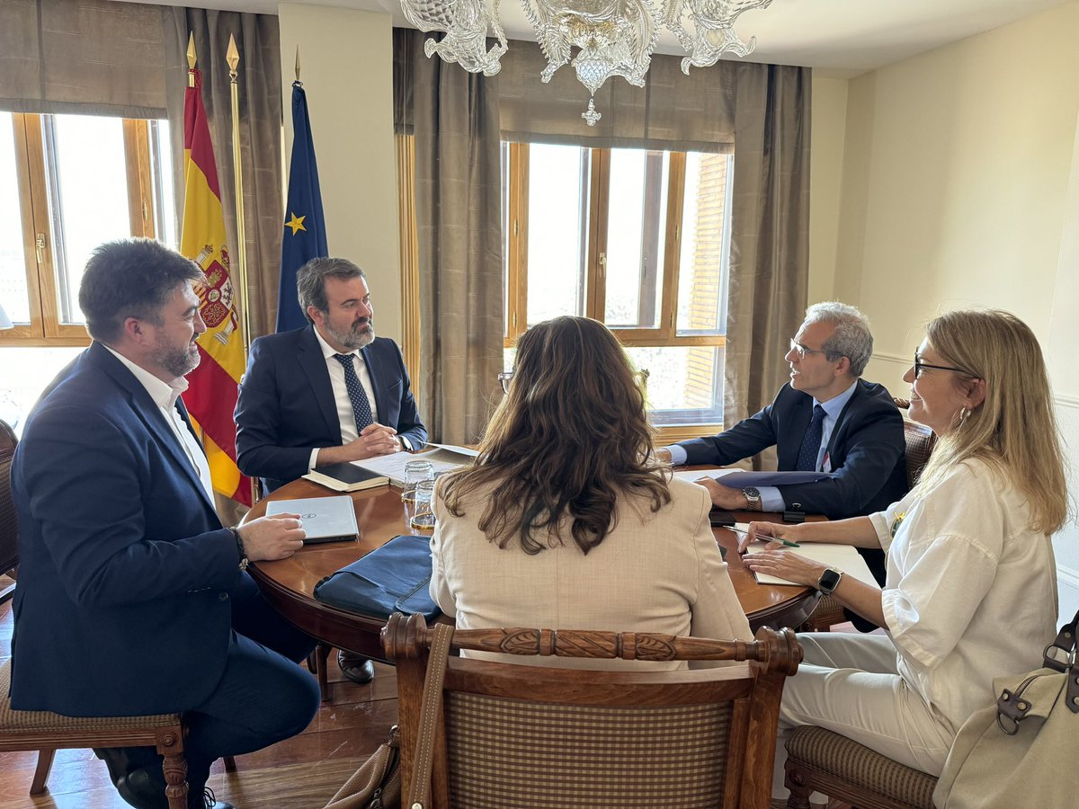 Nos hemos reunido con una delegacion de @fempcomunica encabezada por @Luismsicluna para avanzar en la implementacion de los programas de garantia infantil europeos en la administracion local. Una oportunidad para avanzar en estrategias de inclusión y lucha cobtra la pobreza.