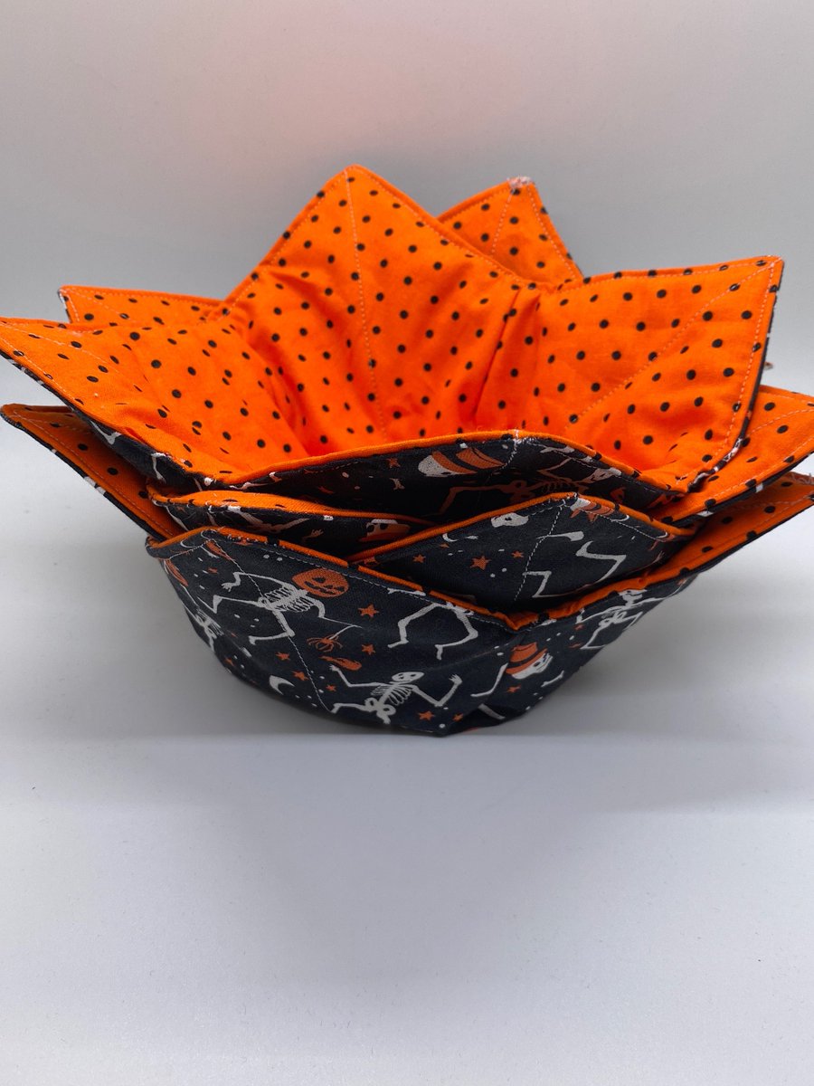 Microwave Bowl cozy, microwaveable reversible Halloween bowl cozy, quilted bowl cozy, housewarming gifts, gift ideas, soup bowl cozy tuppu.net/3fa3295a #giftsunder10 #July4th #MothersDay #Handmadegifts #GiftsforMom #KingdomWorkshop #SoupBowlCozy