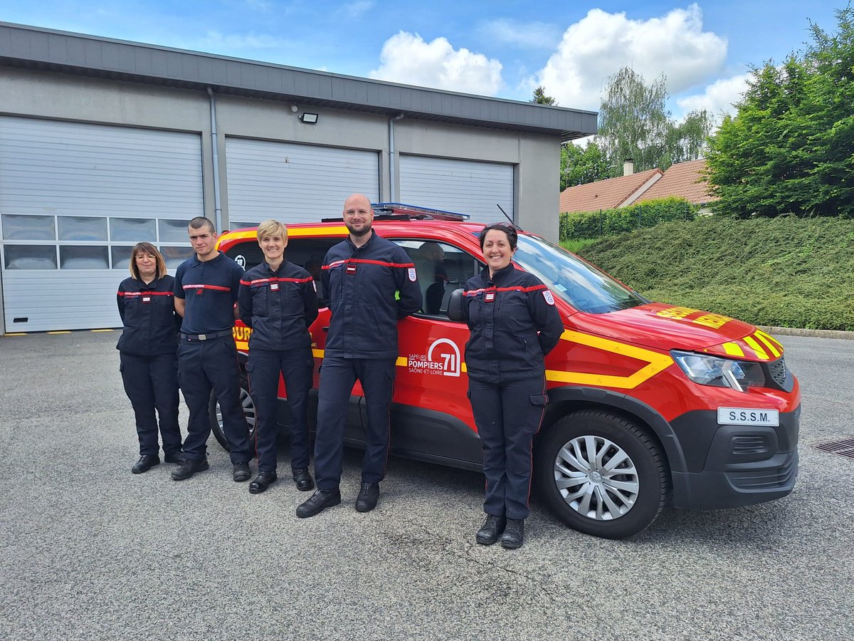SDIS71's tweet image. #SANTÉ | Mise en service du nouveau véhicule léger infirmier à Louhans ! 
Un nouvel équipement adapté aux protocoles de soins de la garde postée infirmier.
✅Un an après le lancement de l'expérimentation #VLI, le dispositif est désormais pérennisé, avec le soutien @arsbfc #SAMU71