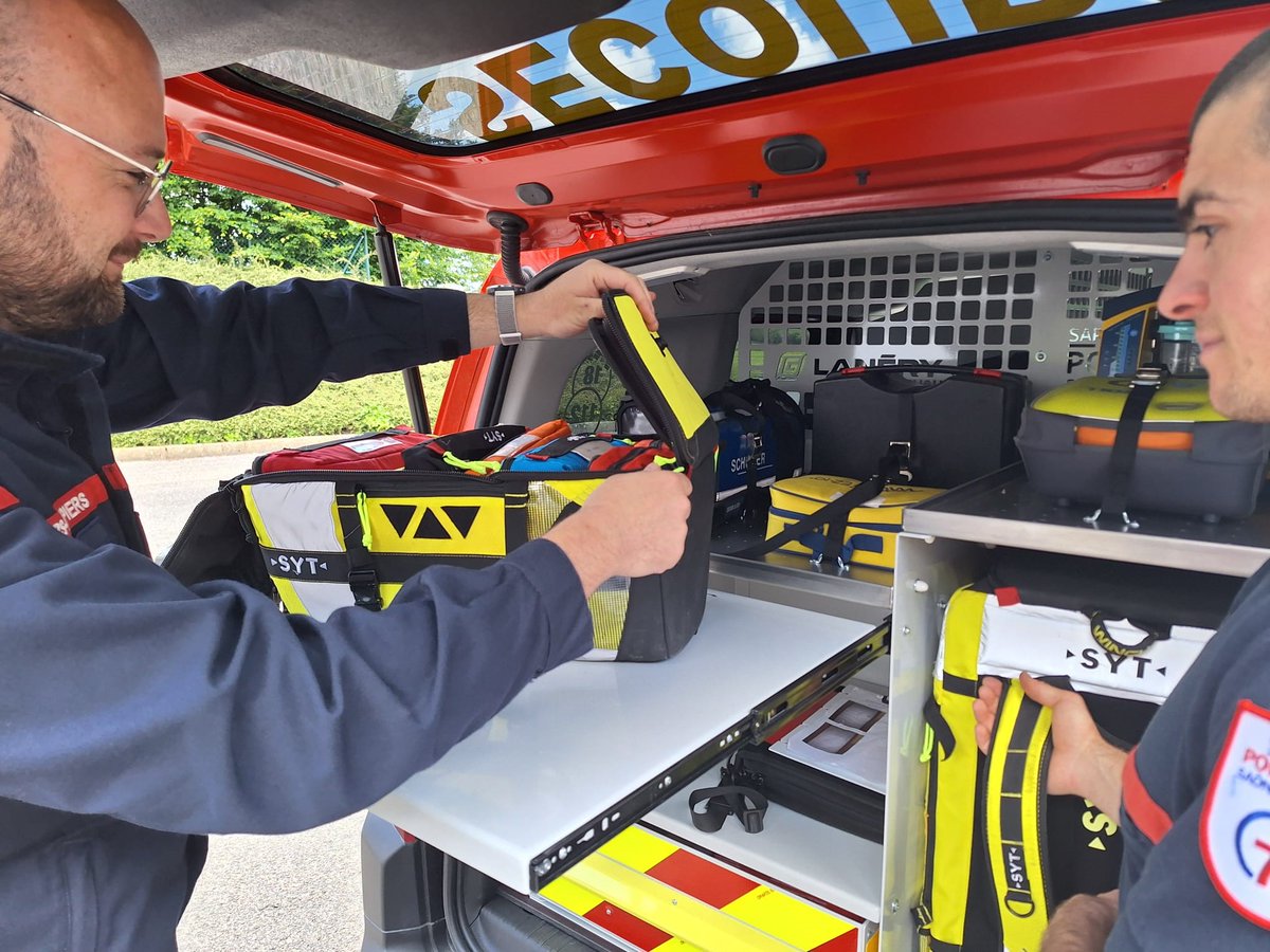 SDIS71's tweet image. #SANTÉ | Mise en service du nouveau véhicule léger infirmier à Louhans ! 
Un nouvel équipement adapté aux protocoles de soins de la garde postée infirmier.
✅Un an après le lancement de l'expérimentation #VLI, le dispositif est désormais pérennisé, avec le soutien @arsbfc #SAMU71
