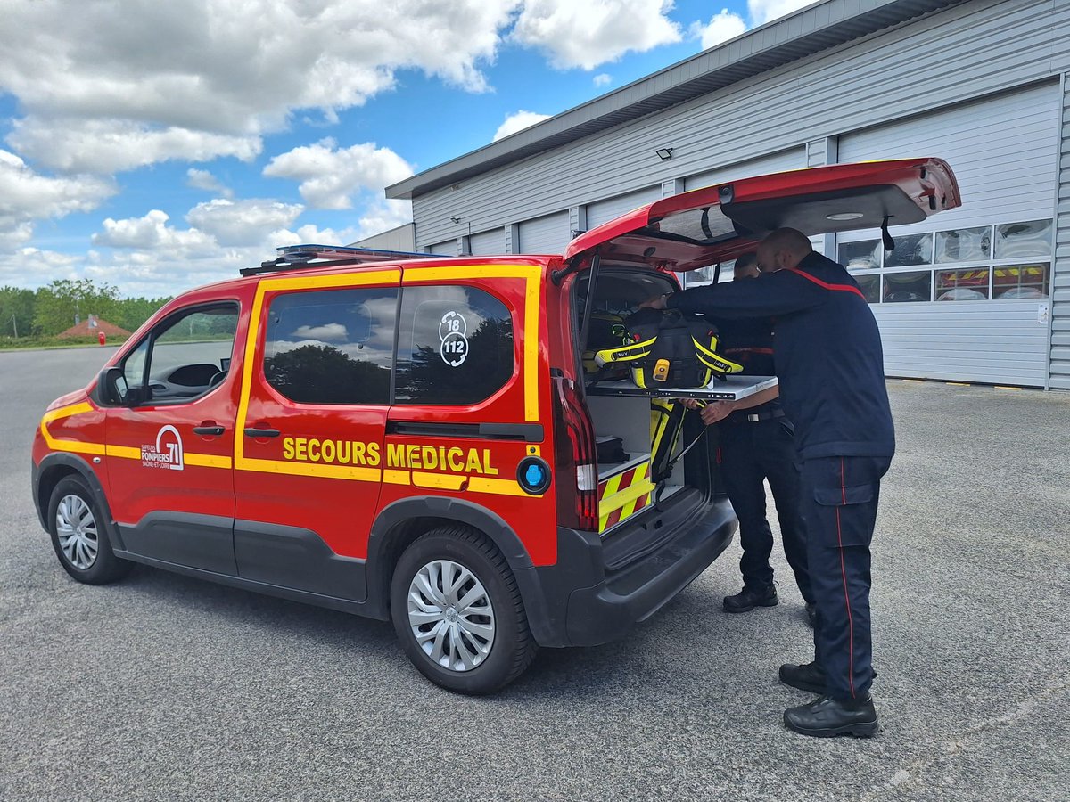 SDIS71's tweet image. #SANTÉ | Mise en service du nouveau véhicule léger infirmier à Louhans ! 
Un nouvel équipement adapté aux protocoles de soins de la garde postée infirmier.
✅Un an après le lancement de l'expérimentation #VLI, le dispositif est désormais pérennisé, avec le soutien @arsbfc #SAMU71