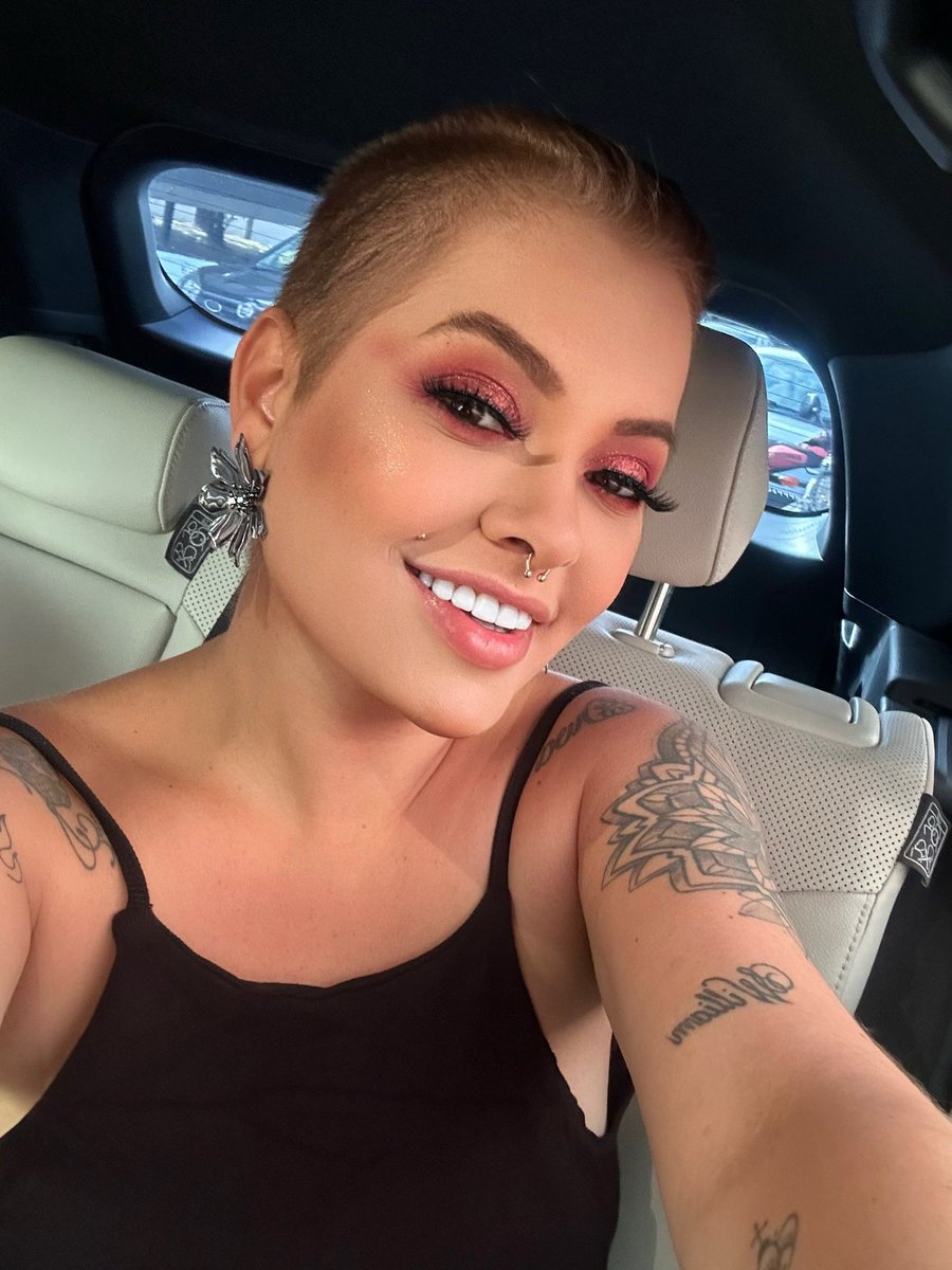 mcmarioficial's tweet photo. Bommm Dia/Tarde minha colmeia ✨🍯🐝❤️ como estão? Mais um dia de muitos trabalhos na @recordtvoficial a semana está cheia em.. #Mcmari https://t.co/rShEezds9o