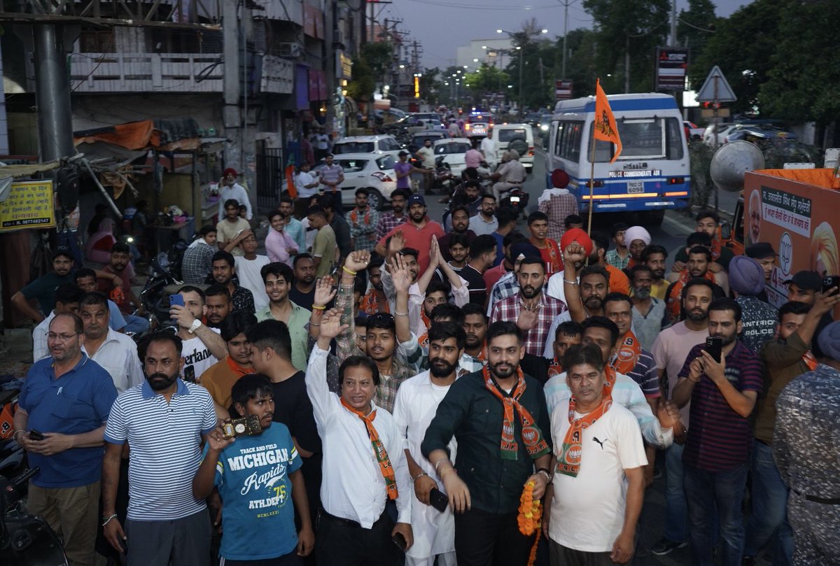 Energizing road show in #Amritsar today joined by dynamic @Tejasvi_Surya. Thrilled by the enthusiastic participation of residents, especially the youth.
