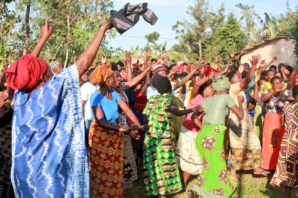 Ku gicamunsi cyo kuri uyu wa Kabiri, mu Mirenge yose y'Akarere hateranye inteko rusange z'abaturage. Meya @RadjabM n'abayobozi b'inzego z’umutekano mu Karere bifatanyije n’abaturage b'Umurenge wa Munyiginya mu nteko rusange zateraniye mu Kagari ka Nkomangwa. #UmuturageKuIsonga