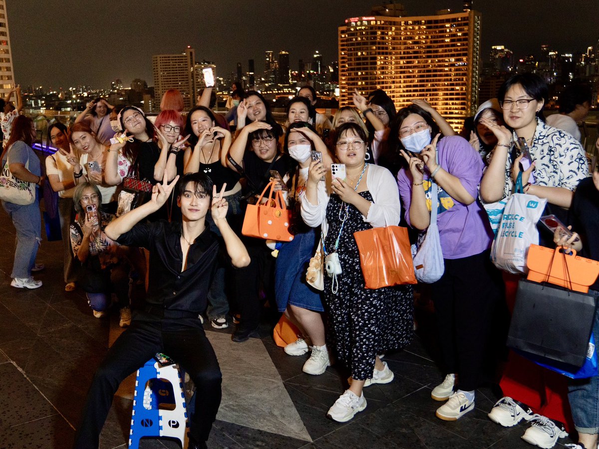 firstfh5's tweet photo. ฝนตกทุกคนวิ่งหมดเลย 5555555 😂 แก๊งเราน่ารักน้าคับ #รักแรกของเฟริสท์ https://t.co/MCwsnYfdlZ
