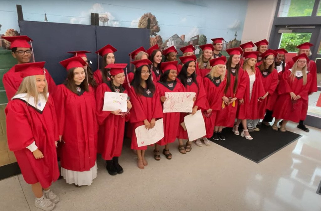 From crayons to caps and gowns, Walkertown HS seniors made a heartwarming return to Walkertown Elementary last week. A beautiful reminder of how far they've come. bit.ly/3yEQoF2 #WSFCSGradWalk @WalkertownHigh @walkertownelem2 #wsfcs