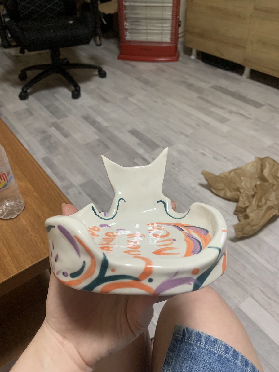 Shtolw's tweet photo. Забрала сегодня пепельницу, которую слепила из глины, зацените https://t.co/DA6obQH2c8