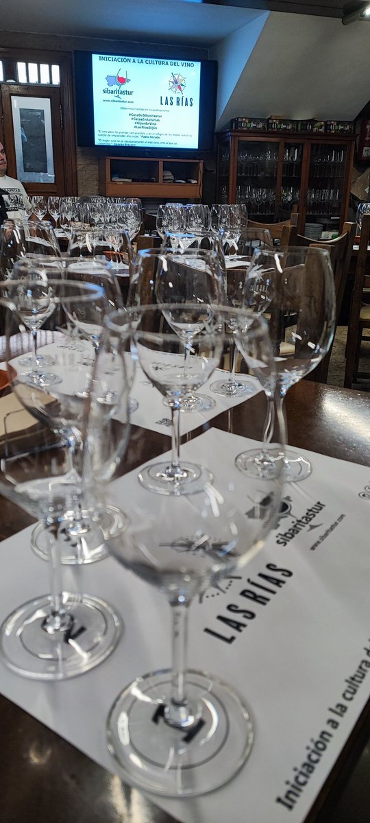 A punto de comenzar. Con otro lleno.
#CataDeSibaritastur #LasRiasGijon 
Si quieres que te avise cuando haga otras, mándame un privado. <a href="/lasriasgijon/">Las Rias Gijón</a>