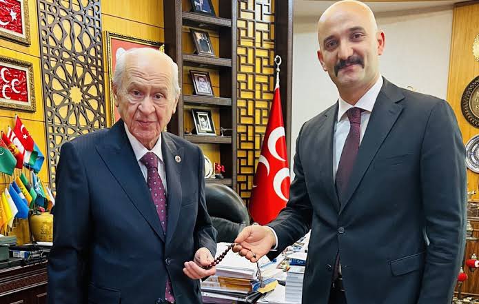 #SonDakika | MHP Lideri Bahçeli’nin danışmanı olan Sinan Ateş cinayetinin şüphelisi Olcay Kılavuz'un Halk TV'ye yaptığı açıklama nedeniyle görevine son verildi.